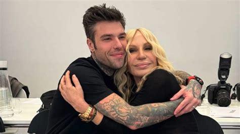 fedez versace sfilata|Fedez dribbla i cronisti alla sfilata di Donatella Versace: “Non .